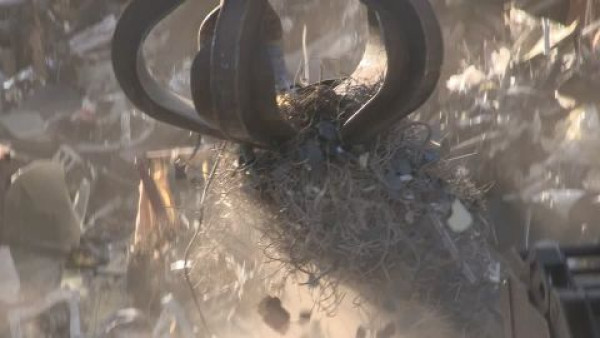 Macht alles klein unsere eiserne Lady auf dem Schrottplatz